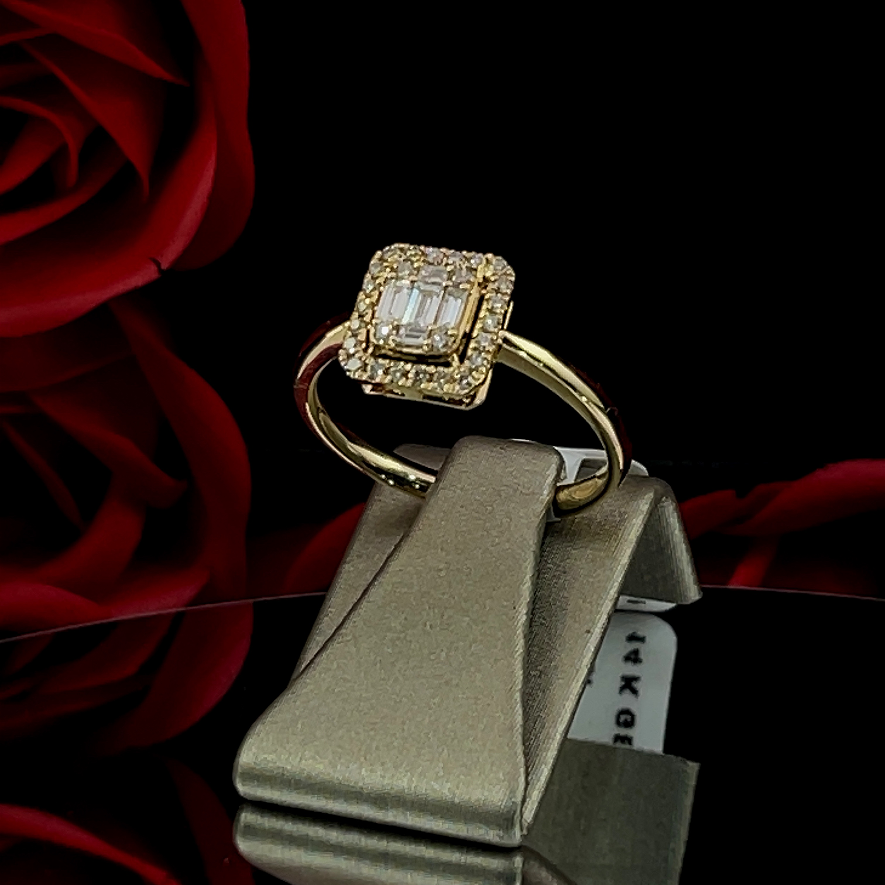 Diamanten dames ring
14 kr goud 
0.31 CT 
H-SI